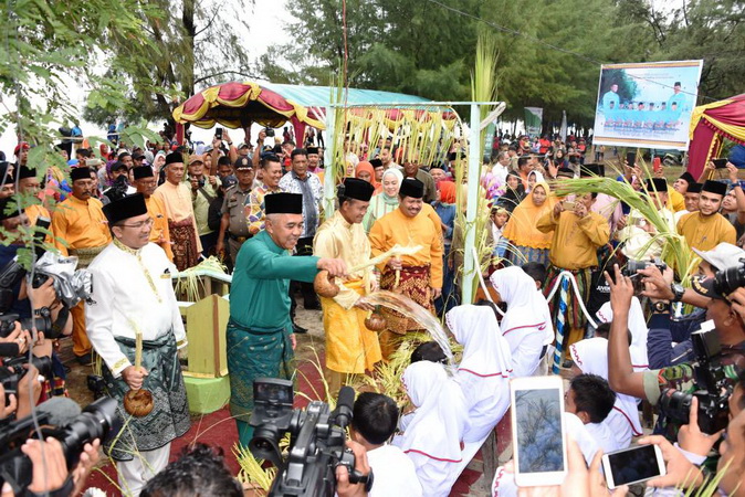 Antusias Warga Saksikan Mandi Safar Rupat Utara